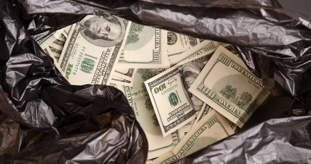 Imagine pentru articolul: Dupa ce a jefuit o banca, un barbat a aruncat cu banii in aer strigand "Craciun Fericit!"
