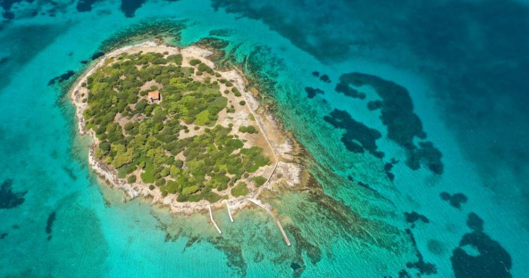 Imagine pentru articolul: Vacanță inedită la greci: insula privată pusă la bătaie pentru închiriere
