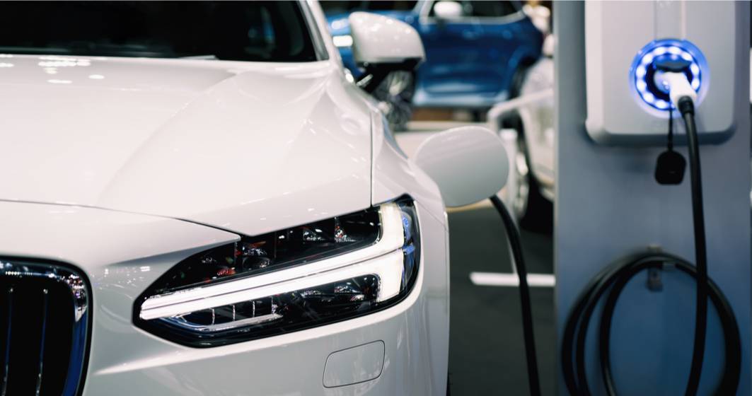 Imagine pentru articolul: Raport Deloitte: Vânzările de mașini electrice vor crește anual cu 30% în următorul deceniu, iar una din trei mașini nou vândute în 2030 va fi electrică