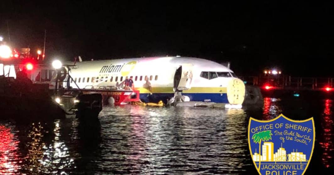 Imagine pentru articolul: Un Boeing 737 a iesit de pe pista si a aterizat intr-un rau