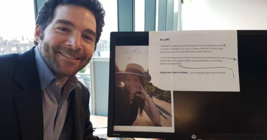 Imagine pentru articolul: Atentia la detalii face diferenta: CEO-ul LinkedIn a facut un selfie la biroul unui angajat si a ajuns viral