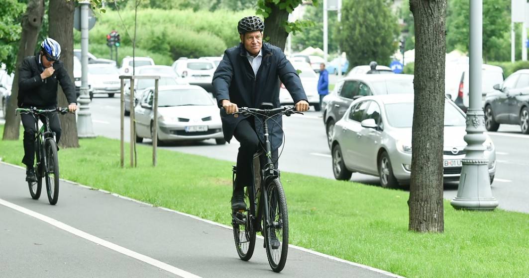 Imagine pentru articolul: Klaus Iohannis, pe bicicletă către Palatul Cotroceni