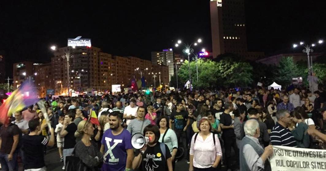 Imagine pentru articolul: Protest in Piata Victoriei fata de modificarile la legile justitiei. Circulatia a fost blocata
