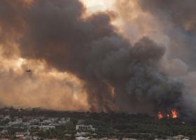 Imagine: Coșmarul incendiilor de lângă Atena intră într-un nou an. Pompierii fac tot...
