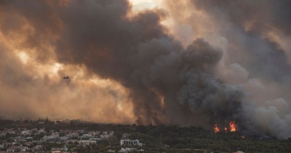 Imagine pentru articolul: Coșmarul incendiilor de lângă Atena intră într-un nou an. Pompierii fac tot...