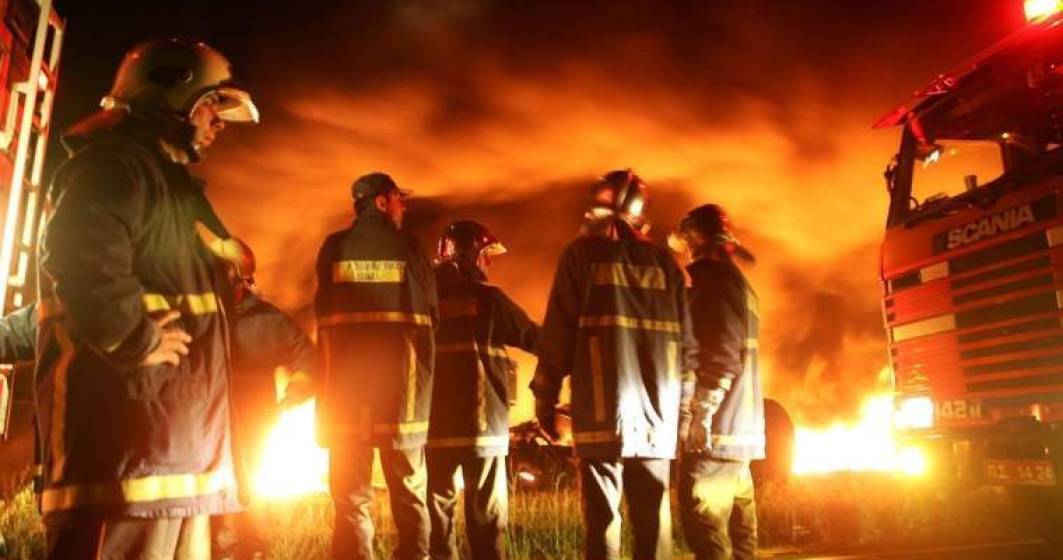 Imagine pentru articolul: Zeci de salvatori intervin de aproximativ o zi pentru stingerea incendiului de vegetatie din Muntii Apuseni