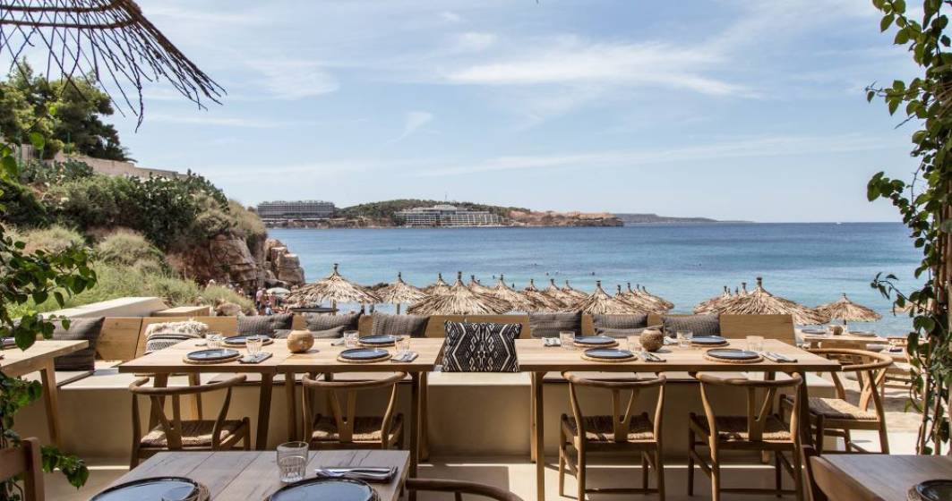 Imagine pentru articolul: VIDEO | Piscină privată și preparate sofisticate: cinci dintre cele mai luxoase baruri pe plajă din Grecia