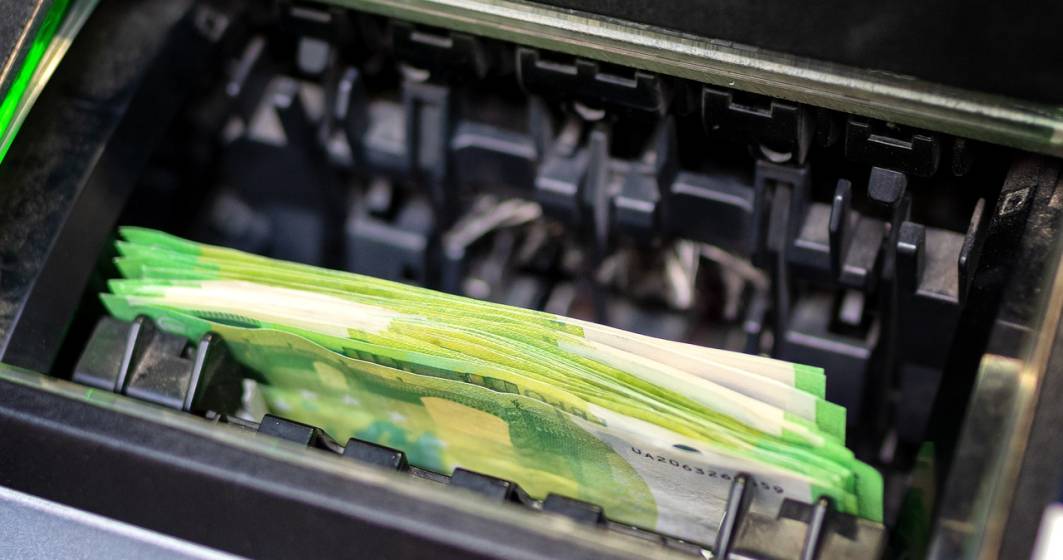 Imagine pentru articolul: Clienții unei bănci au reușit să retragă până la 1.000 de euro de la ATM, chiar dacă aveau contul gol