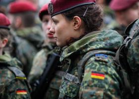 Imagine: Ministrul german al apărării cere ca armata să fie pregătită pentru un...