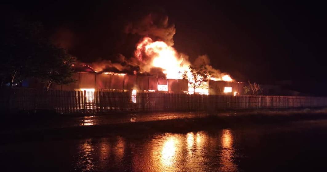 Imagine pentru articolul: Incendiu puternic într-un depozit de mase plastice în Vaslui, provocat de un scurtcircuit