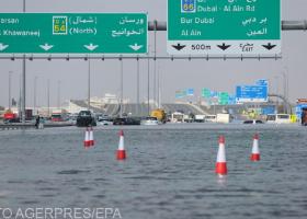 Imagine: Inundații Dubai: MAE anunță că două grupuri de români sunt blocate pe...