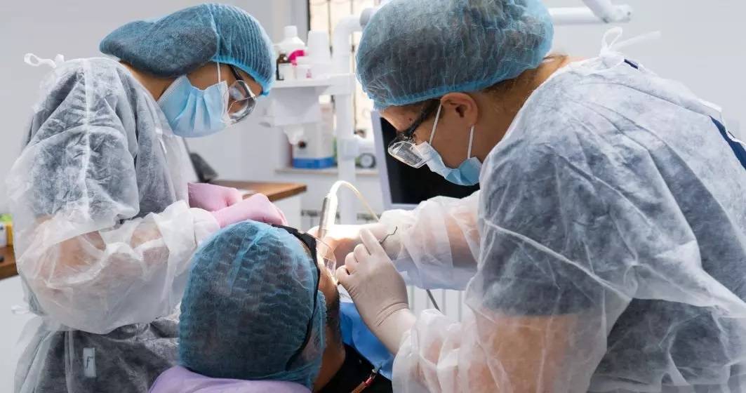 Imagine pentru articolul: Printe cele mai bănoase meserii: Un medic dentist poate câștiga și 10.000 de euro brut pe lună în România