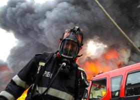 Imagine: Incendiu la fabrica Borsec din Harghita: Sunt flăcări puternice și degajări...