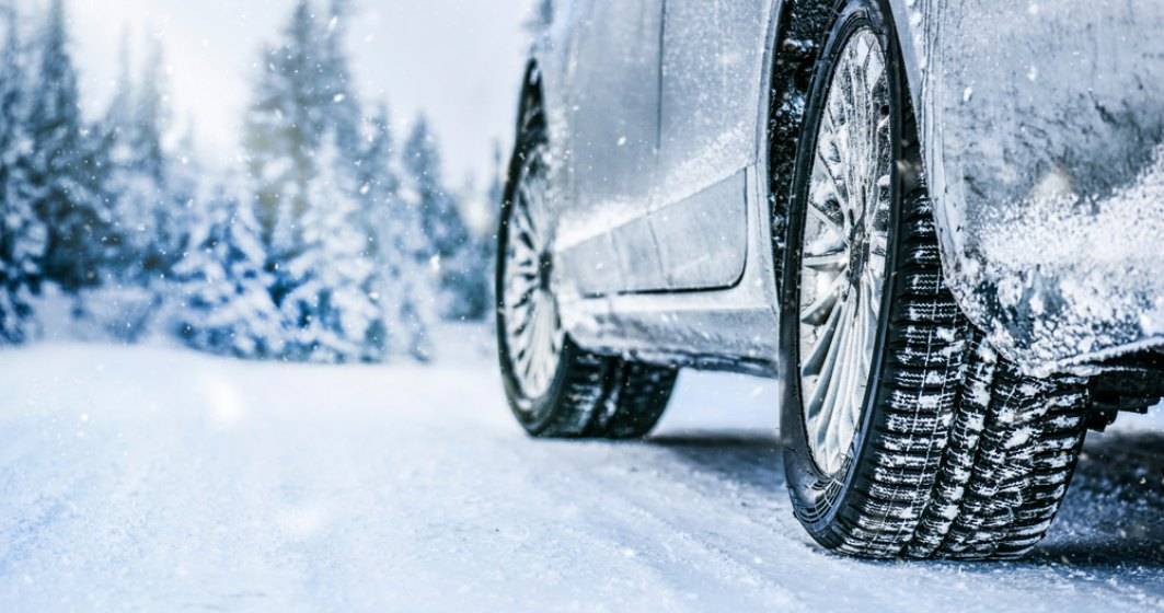 Imagine pentru articolul: Cum se circulă pe drumurile din țară după ce a nins în mai multe județe. Ce recomandări au polițiștii pentru șoferi