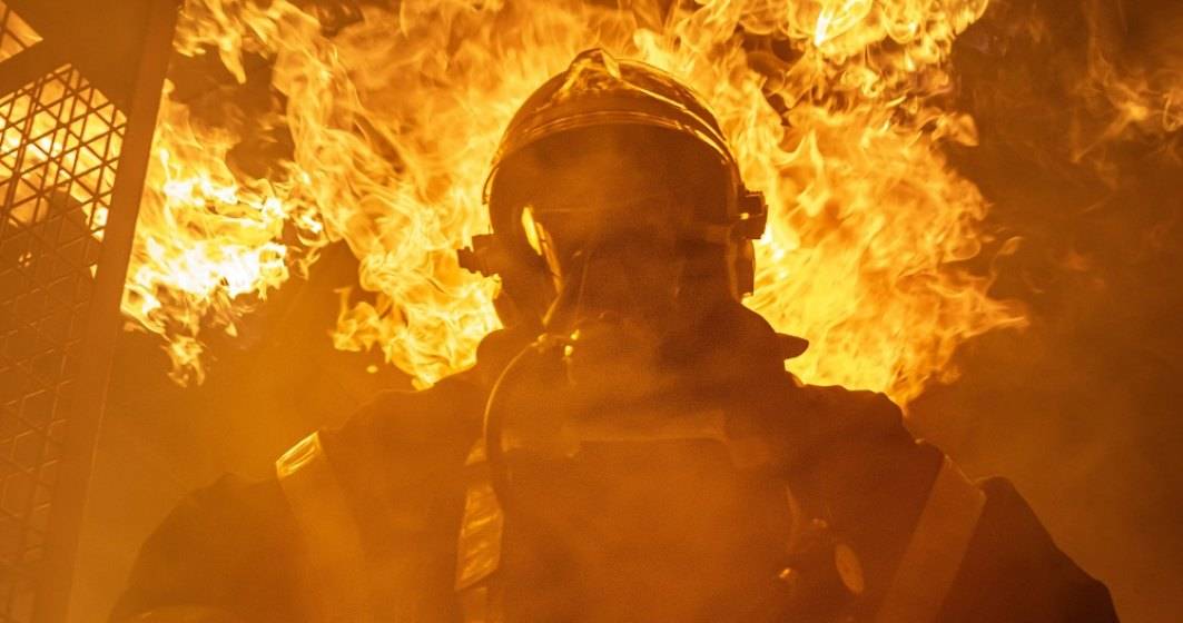 Imagine pentru articolul: Incendiu puternic la un service auto din Militari. Pompierii intervin cu 10 autospeciale