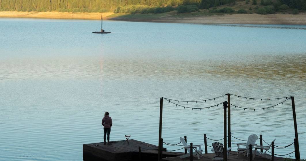 Imagine pentru articolul: FOTO: Cum arată lacul din România care a uimit străinii cu frumusețea lui. HBO a venit aici să filmeze un reality show