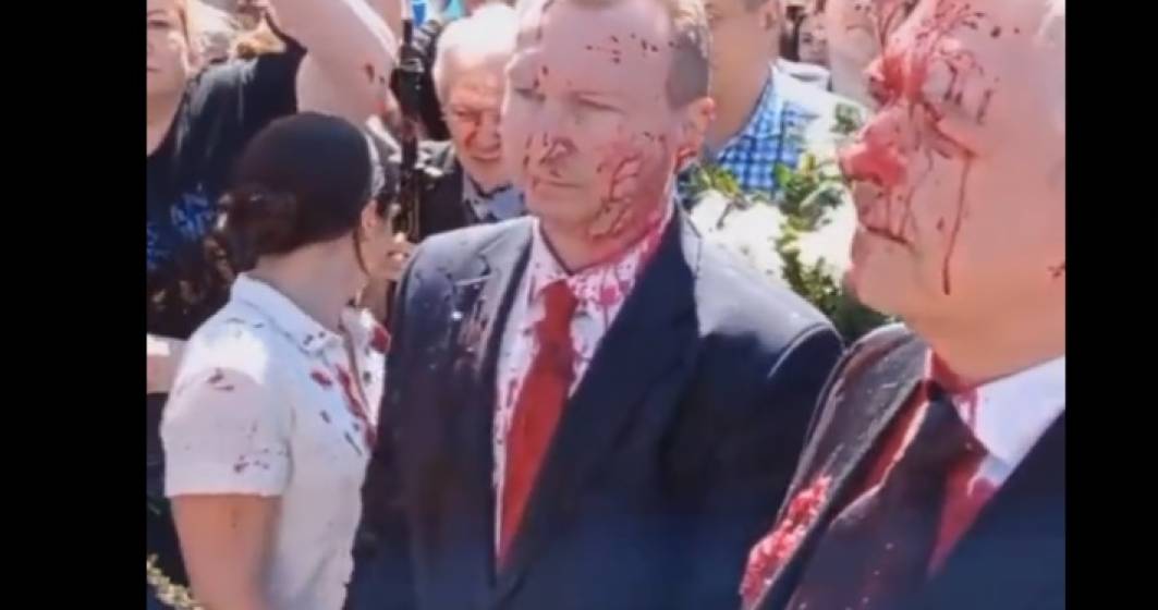 Imagine pentru articolul: VIDEO | Ambasadorul rus a fost stropit cu o substanță roșie, la o ceremonie din Polonia