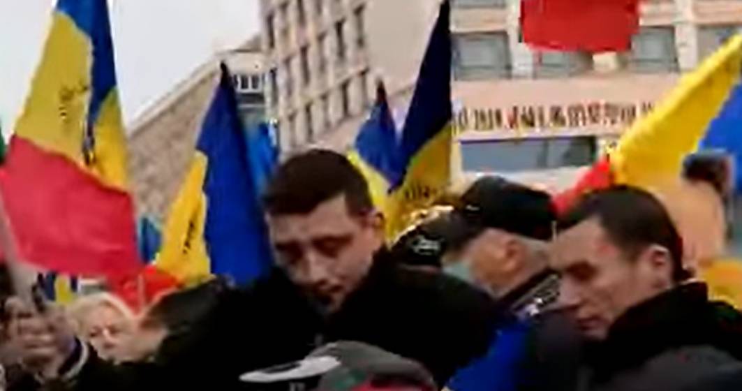 Imagine pentru articolul: VIDEO | George Simion, stropit cu cerneală la o manifestație a AUR din Iași de ziua Micii Uniri