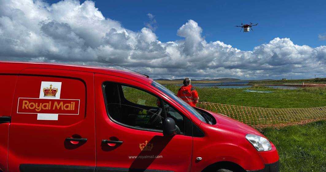 Imagine pentru articolul: Poșta britanică a început să livreze cu drone scrisori și colete, în insulele unde poștașii ajung greu