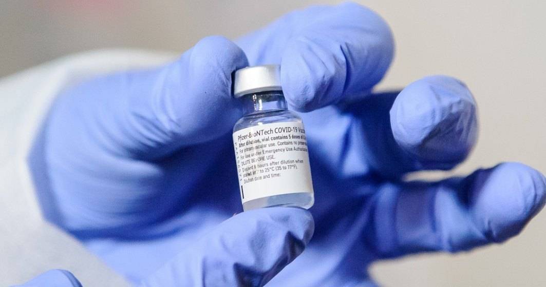 Imagine pentru articolul: Pfizer va furniza 200 milioane de doze de vaccin către SUA mai devreme cu două luni, după ce doze suplimentare au fost extrase din flacoane