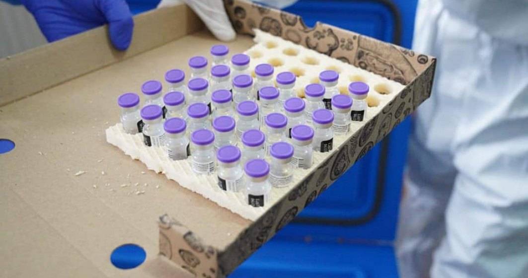 Imagine pentru articolul: EMA autorizează extragerea a 6 doze de dintr-o fiolă de vaccin Pfizer/BioNTech