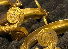 Imagine: Trei brățări preistorice de aur dezgropate în România au fost confiscate de...