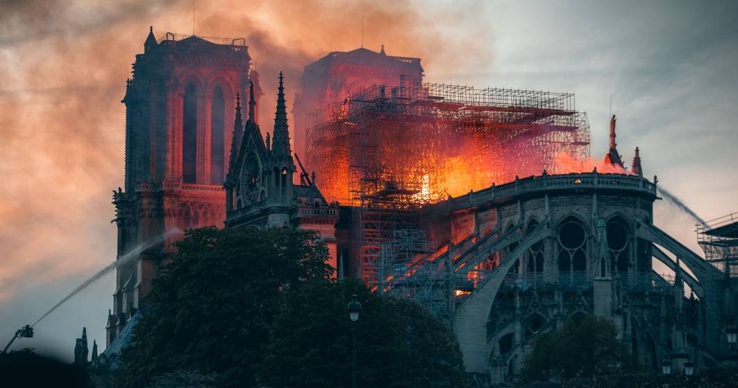 Imagine pentru articolul: Prima slujba sustinuta la Notre-Dame de Paris dupa incendiul devastator de acum doua luni