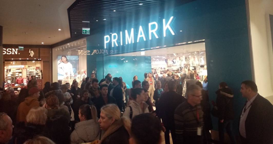 Imagine pentru articolul: FOTO I Sute de oameni au luat cu asalt magazinul Primark în ziua lansării