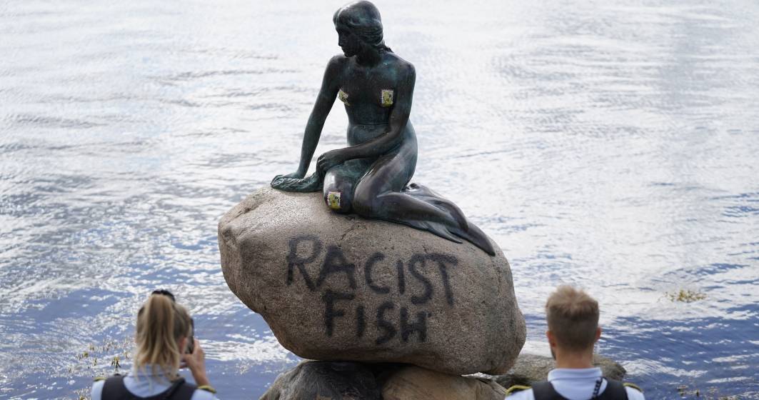 Imagine pentru articolul: "Mica Sirenă", o celebră statuie din Copenhaga, vandalizată cu mesajul "Peşte Rasist"