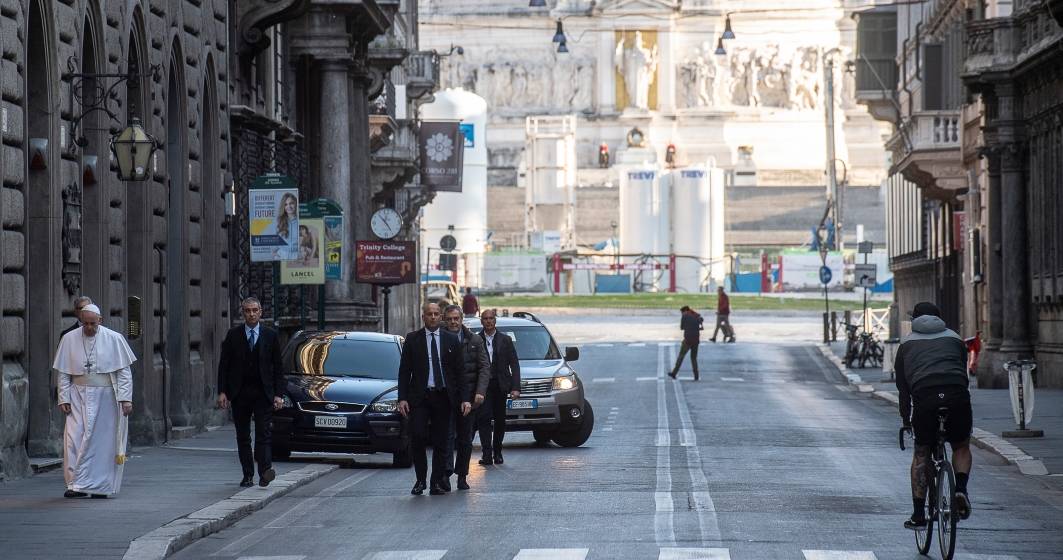 Imagine pentru articolul: Papa, pe jos pe străzile pustii ale Romei, pentru a se ruga pentru sfârşitul pandemiei de coronavirus