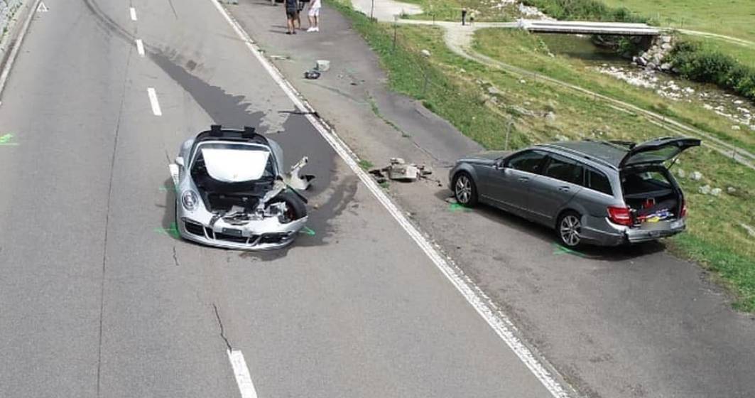 Imagine pentru articolul: Accidentul de 3.400.000 de euro: Un Bugatti Chiron și un Porsche 911 s-au ciocnit pe o șosea din Alpii Elvețieni