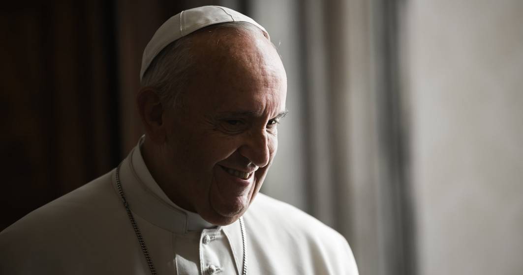 Imagine pentru articolul: Papa Francisc a purtat pentru prima dată mască la o slujbă publică