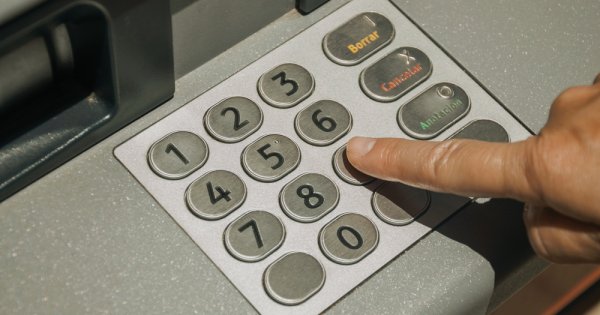 Imagine pentru articolul: Când a apărut primul ATM din România. Povestea bancomatului s-a născut după...