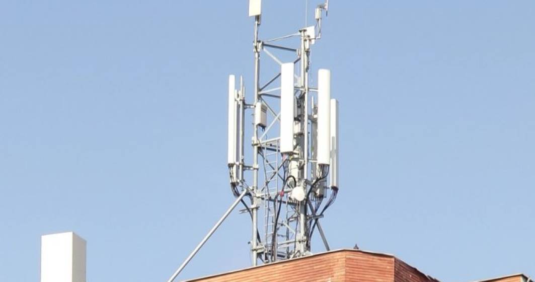 Imagine pentru articolul: Revista presei 13 decembrie: ce se intampla cu antenele GSM de pe blocuri. Doi bucuresteni au reusit sa le demonteze... Legal!