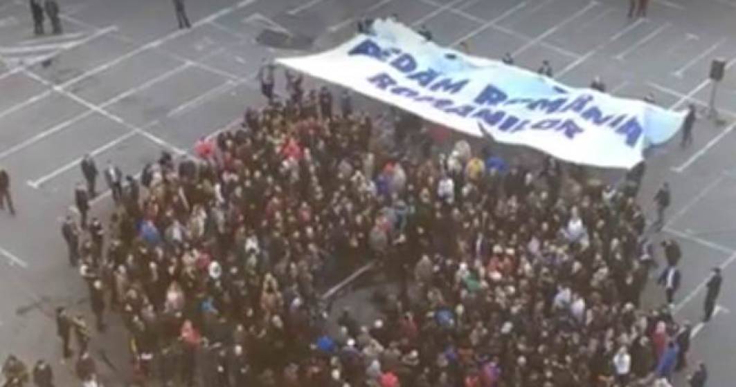 Imagine pentru articolul: ALDE a dat startul campaniei electorale cu un flashmob. Tariceanu a venit cu rulota in Piata Revolutiei