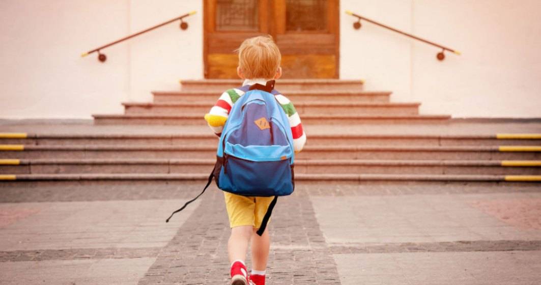 Imagine pentru articolul: Sondaj: 1 din 3 părinți își va trimite copiii la școală cu haine și încălțăminte noi anul acesta