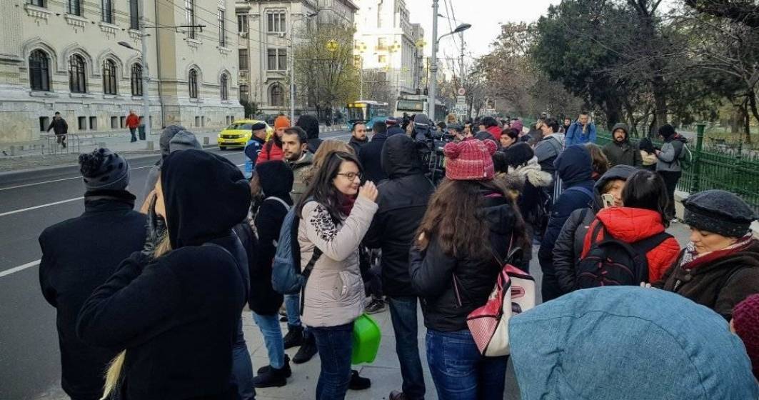 Imagine pentru articolul: Protest cu ligheane in fata Primariei Bucuresti: Firea, vrem apa calda!