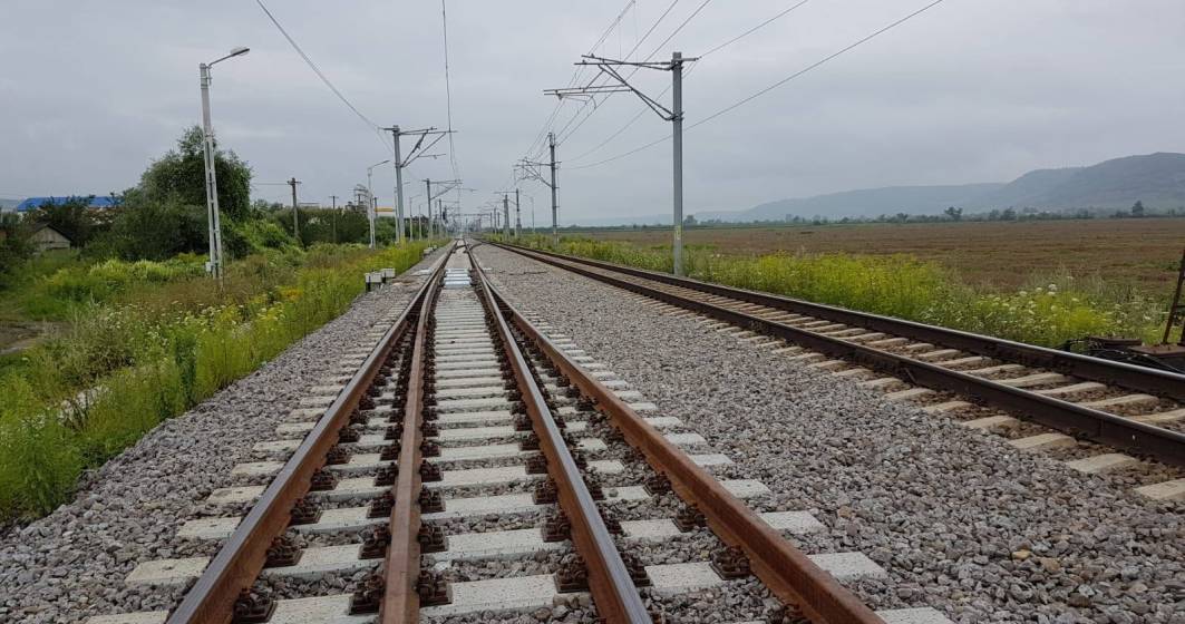 Imagine pentru articolul: Locomotiva unui tren CFR care circula pe ruta Brasov - Bucuresti a deraiat. Circulatia a revenit la normal.