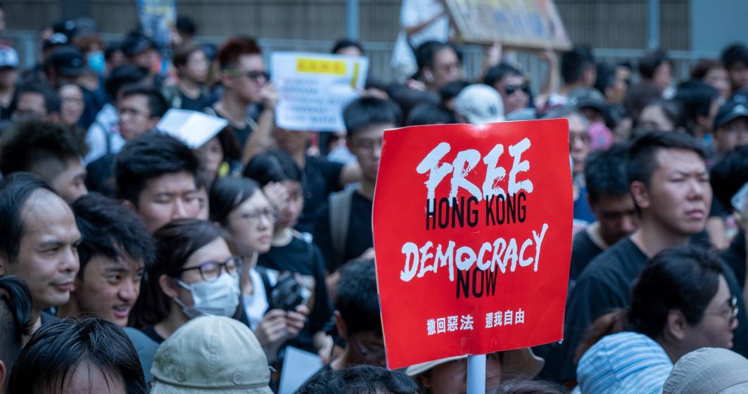 Imagine pentru articolul: Mii de manifestanţi la Hong Kong împotriva legii chineze privind securitatea. Poliţia a folosit gaze lacrimogene şi tunuri de apă