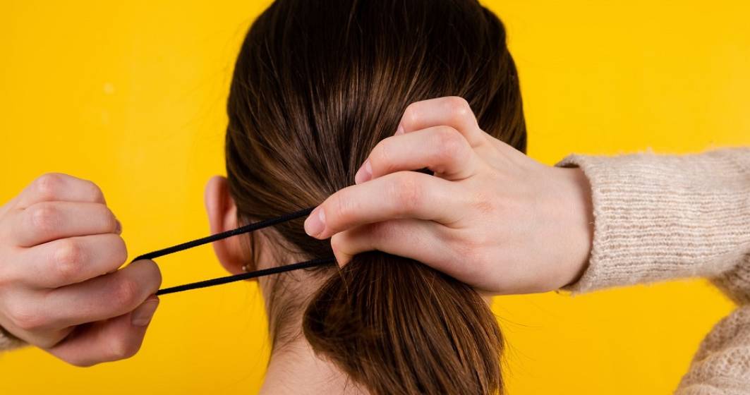 Imagine pentru articolul: Un elastic de păr Balenciaga costă aproape cât salariul minim pe economie din România