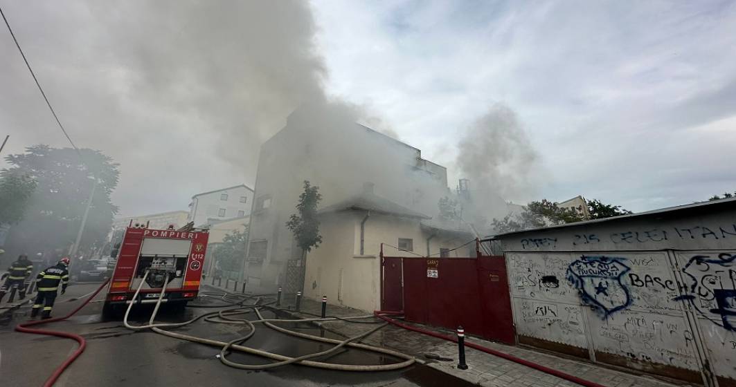 Imagine pentru articolul: Incendiu puternic la o casă din sectorul 2 al Capitalei. Pompierii intervin cu cinci autospeciale de stingere