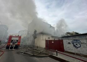 Imagine: Incendiu puternic la o casă din sectorul 2 al Capitalei. Pompierii intervin...