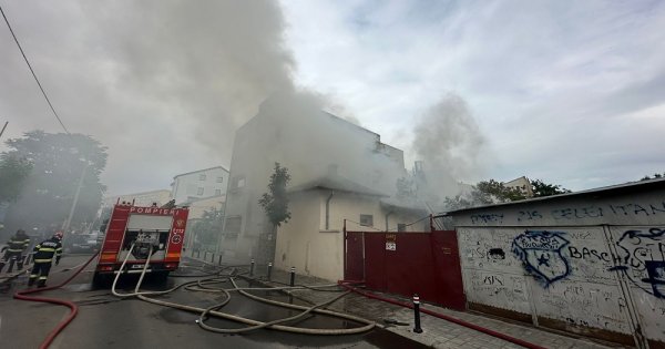 Imagine pentru articolul: Incendiu puternic la o casă din sectorul 2 al Capitalei. Pompierii intervin...