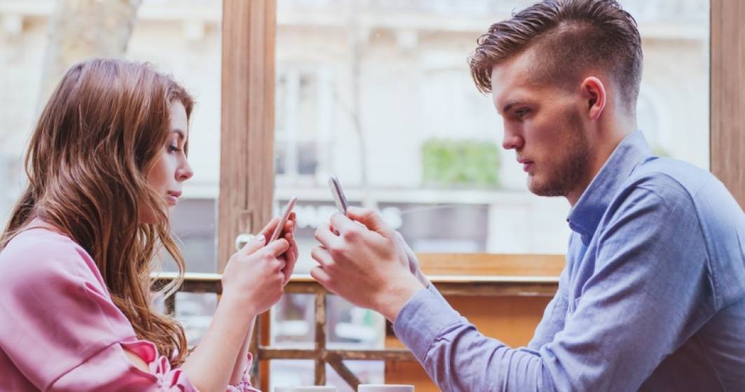 Imagine pentru articolul: O treime dintre romani folosesc aplicatii de Dating, iar 43% recunosc ca flirteaza prin intermediul smartphone-ului
