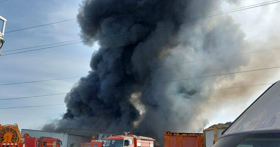 Imagine pentru articolul: Incendiu la un centru de reciclare din Chitila. Au fost alertate 8 autospeciale de stingere