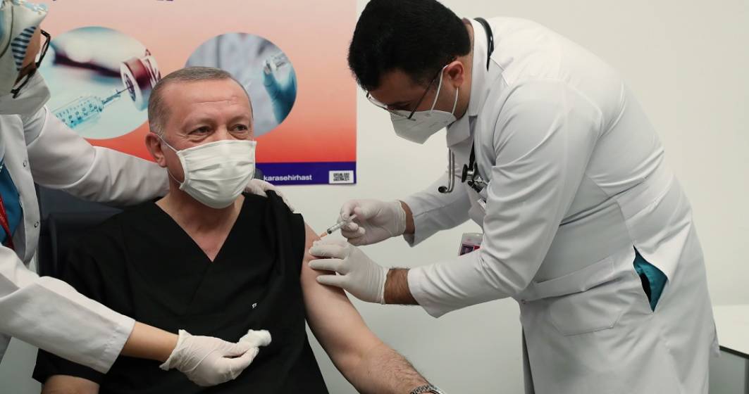 Imagine pentru articolul: Erdogan, președintele Turciei, s-a vaccinat în direct cu vaccinul chinezesc