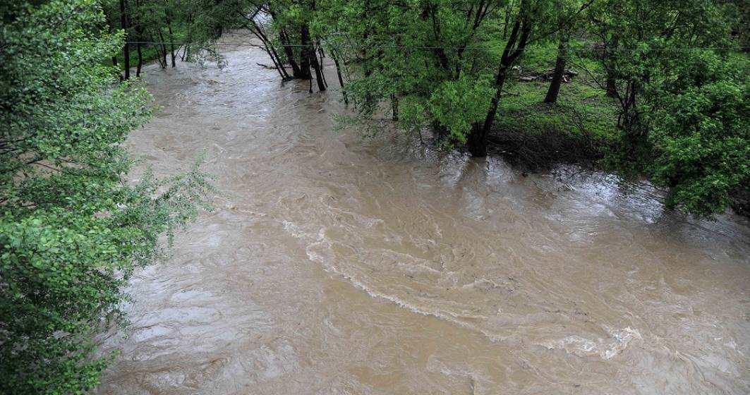 Imagine pentru articolul: Pericol de inundații în Gorj, după ploile abundente. Pompierii au intervenit