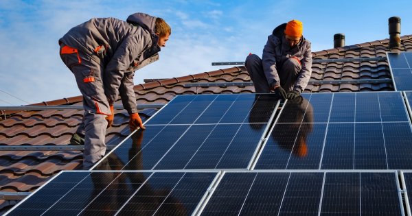 Imagine pentru articolul: Trei sferturi dintre români se gândesc să își instaleze panouri solare sau...