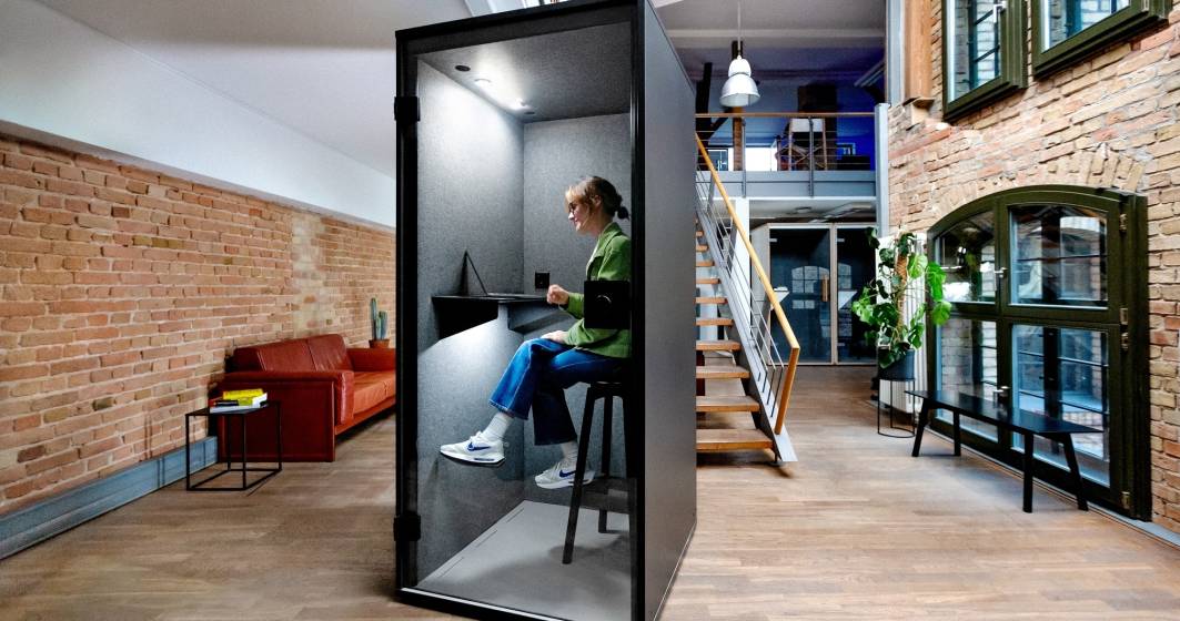 Imagine pentru articolul: Cabinele izolate fonic-Office Phone Booth - soluția pentru un mediu de lucru mai productiv și confortabil
