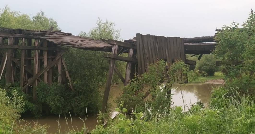 Imagine pentru articolul: Cum arată un ”pod pietonal” în România în 2023. Autoritățile spun că a fost avariat de cutremur și inundații